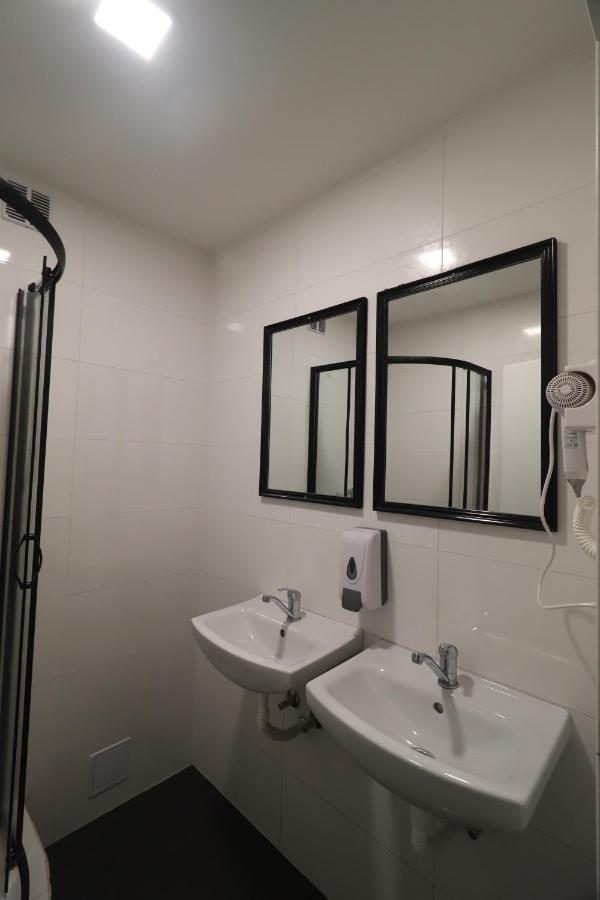 Hostel Forum Прага Экстерьер фото