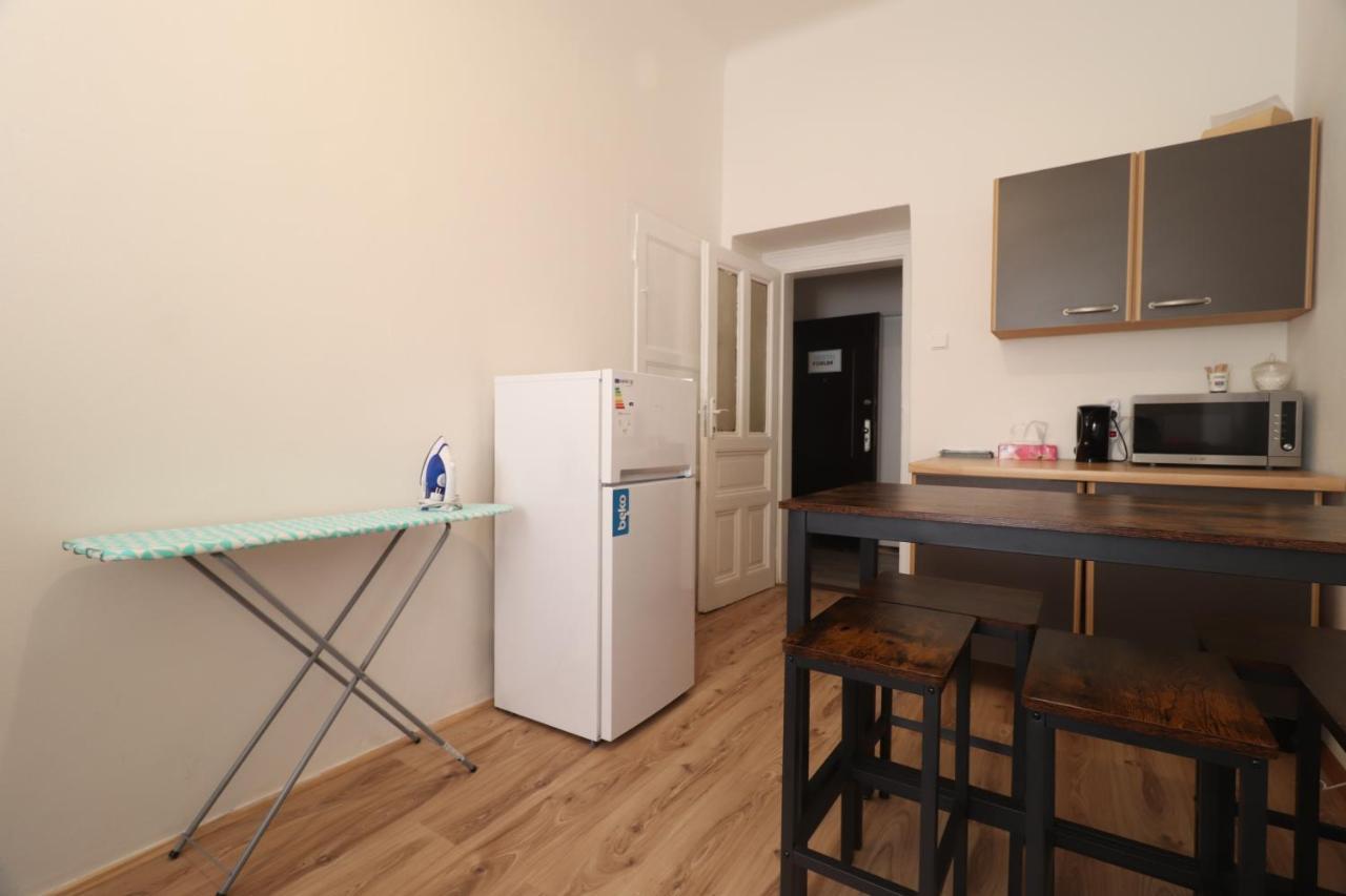 Hostel Forum Прага Экстерьер фото